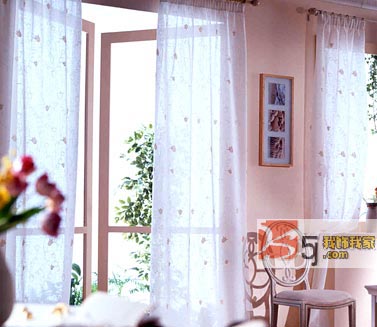 窗簾也有掩飾房間缺點的功效
