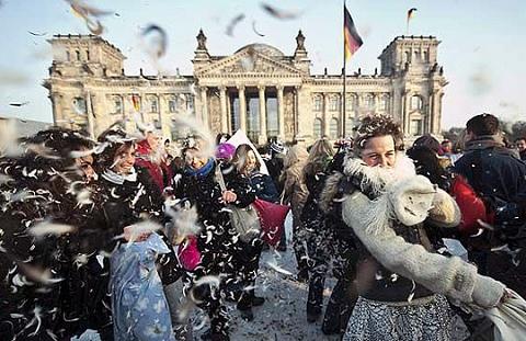 德國首都柏林上演“枕頭大戰”