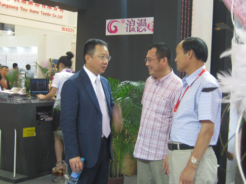 楊兆華蒞臨66°浪漫家紡展位