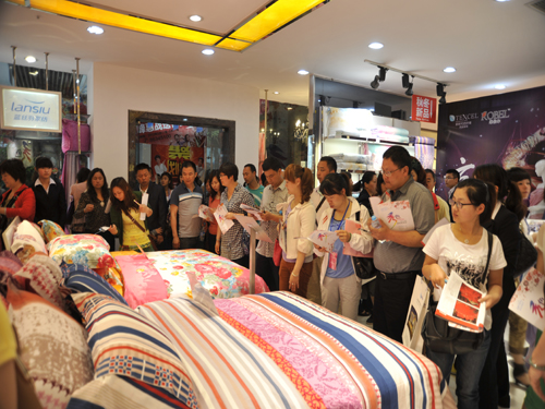 藍(lán)絲羽2012秋冬新品訂貨會(huì)成功召開(kāi)