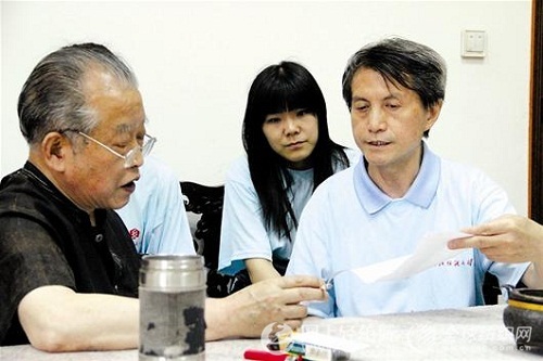 弱視教授馮澤民30年補漢繡空白