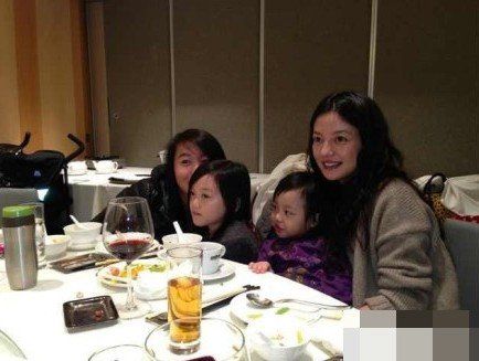 �wޱĸŮ�c����һ�Ҿ۲�