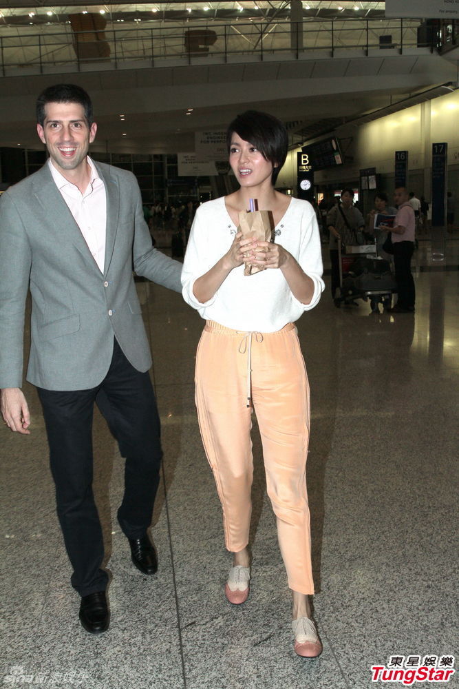梁詠琪返港老公甜蜜接機(jī)