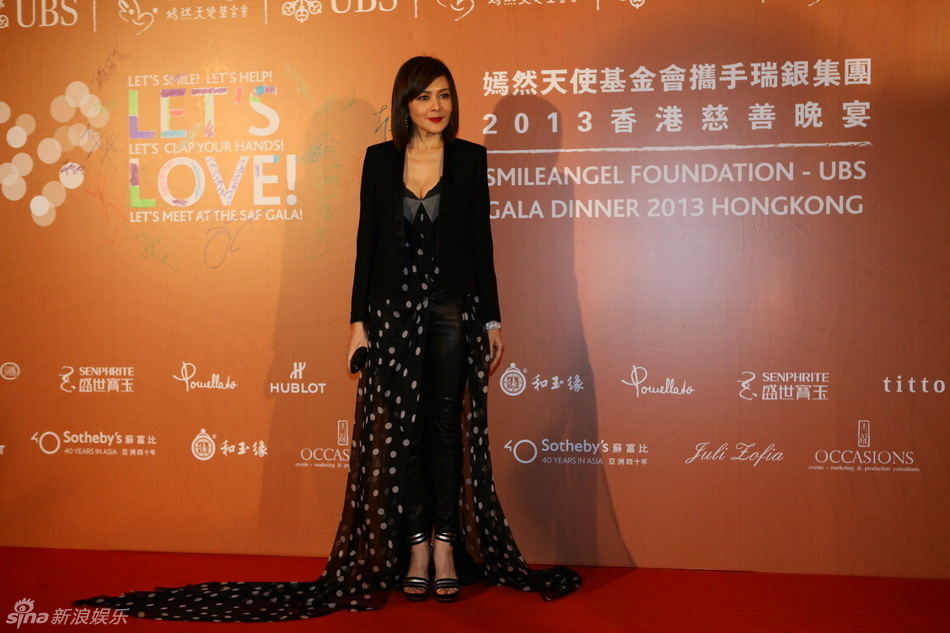 關之琳低胸事業線搶鏡120萬拍得雕塑