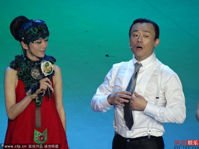 楊麗萍教周立波孔雀舞