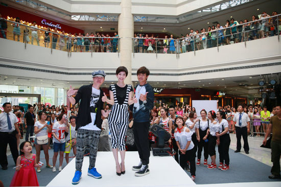 張儷短發(fā)造型亮相拍戲代言忙不停