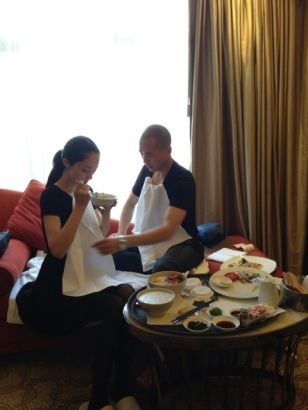 高云翔為董璇系餐布 恩愛令人羨