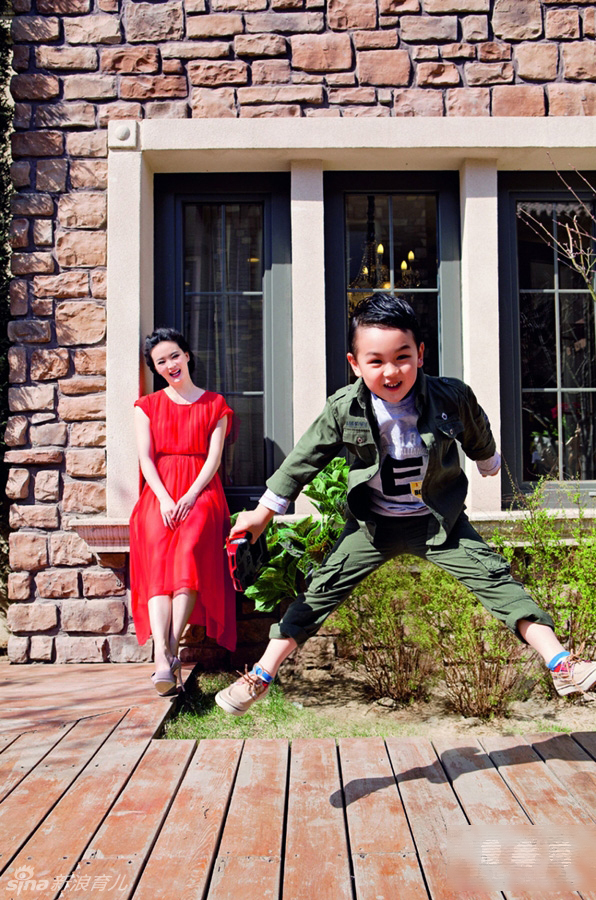 王艷攜子拍甜蜜親子寫真