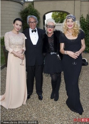 劉嘉玲與查爾斯王子握手贊對(duì)方紳士