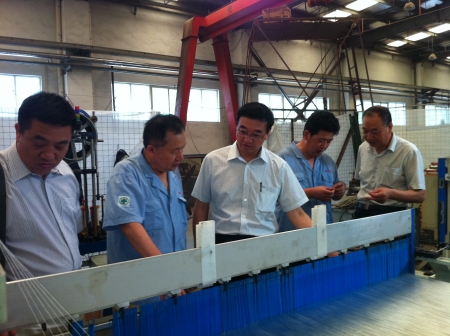 徐文英調研織造設備企業