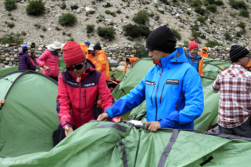 陳坤行走團隊遇冰雹董潔膝傷被迫下撤