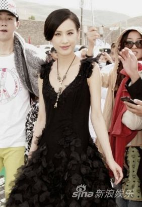 黃圣依出席心連心晚會 抵玉樹送