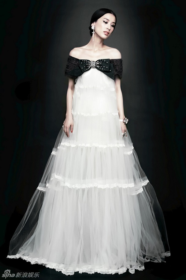 黃圣依時(shí)尚封面優(yōu)雅復(fù)古顯女人本色