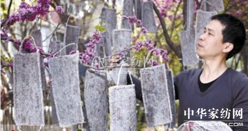 洛陽藝術家王雷用報紙制作“被單”