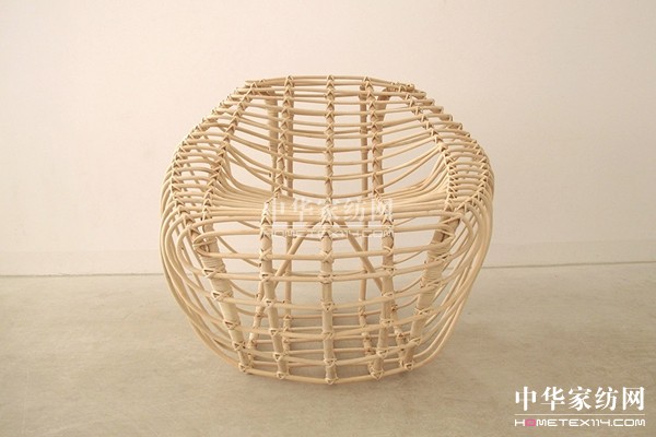 用藤條編織的椅子