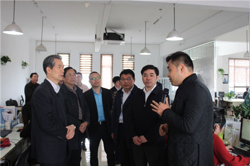 南通市政協主席王德忠一行至凱盛家紡調研