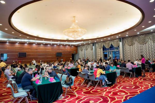 ���ڶYƷ�Ҿ�չ����ʢ��Ļȫ�̸������c����