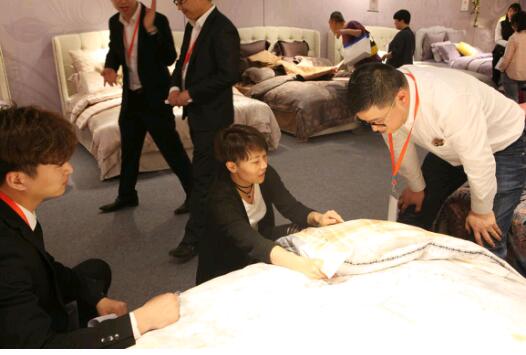 ���R���Ҽ�2017�ﶬ��Ʒ�l�����A�M��Ļ