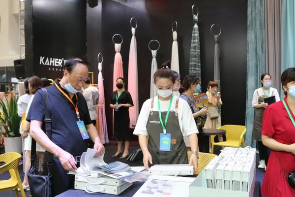 ���ƽz·��ӿƷ�ơ�ӭ�ںϡ�����չ--2020�򴰺���ˇչ�_(k��i)Ļ