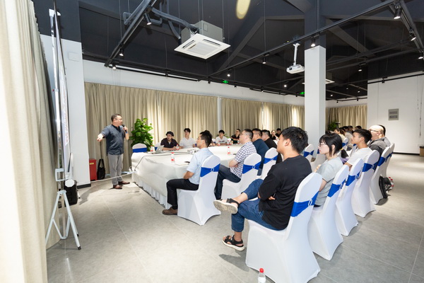 ��������r�����h�r��δ���l(f��)չ�����}Փ���ں��ݽz�IС�(zh��n)�e��